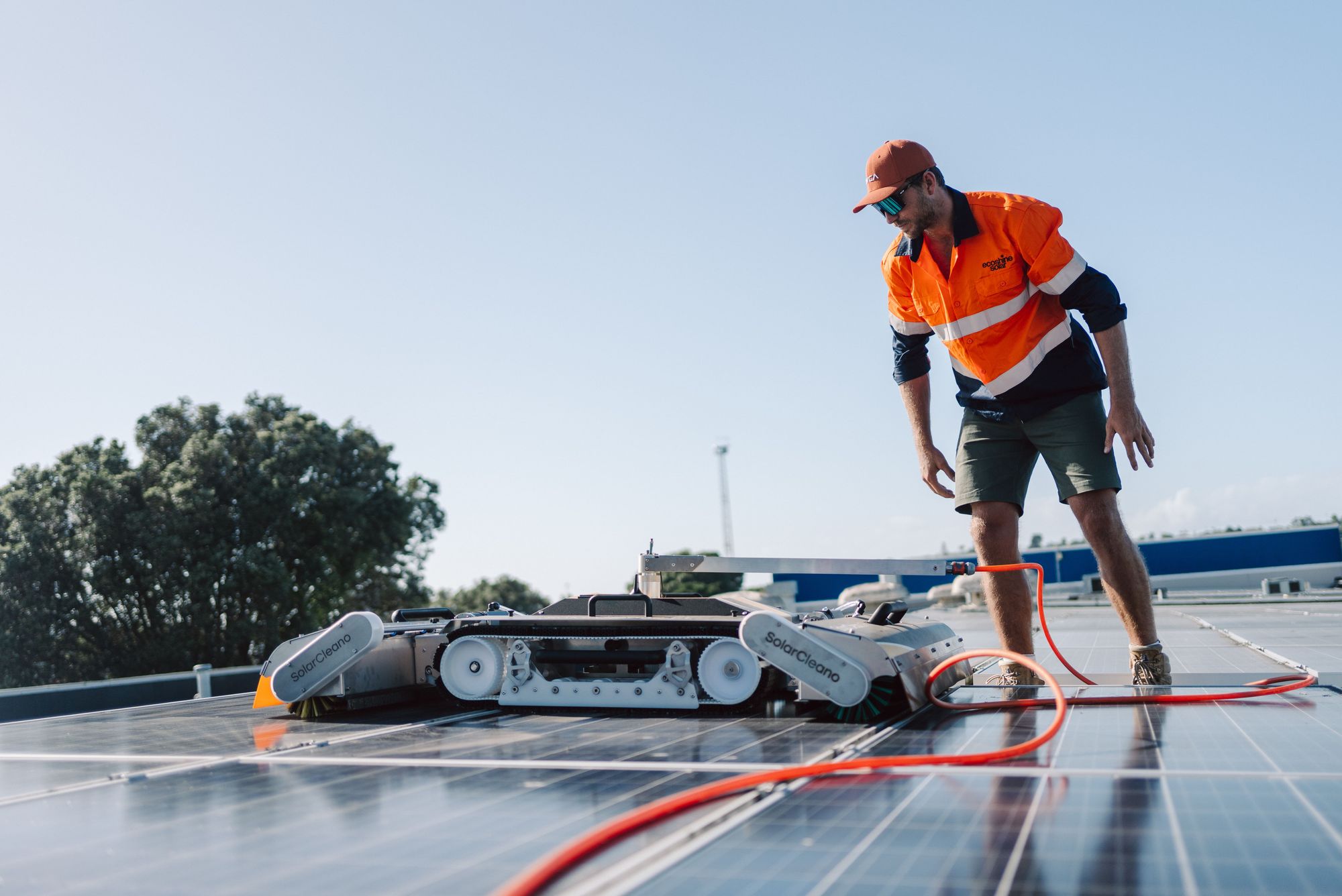 Naš stručnjak čisti solarne panele putem profesionalnog robota
